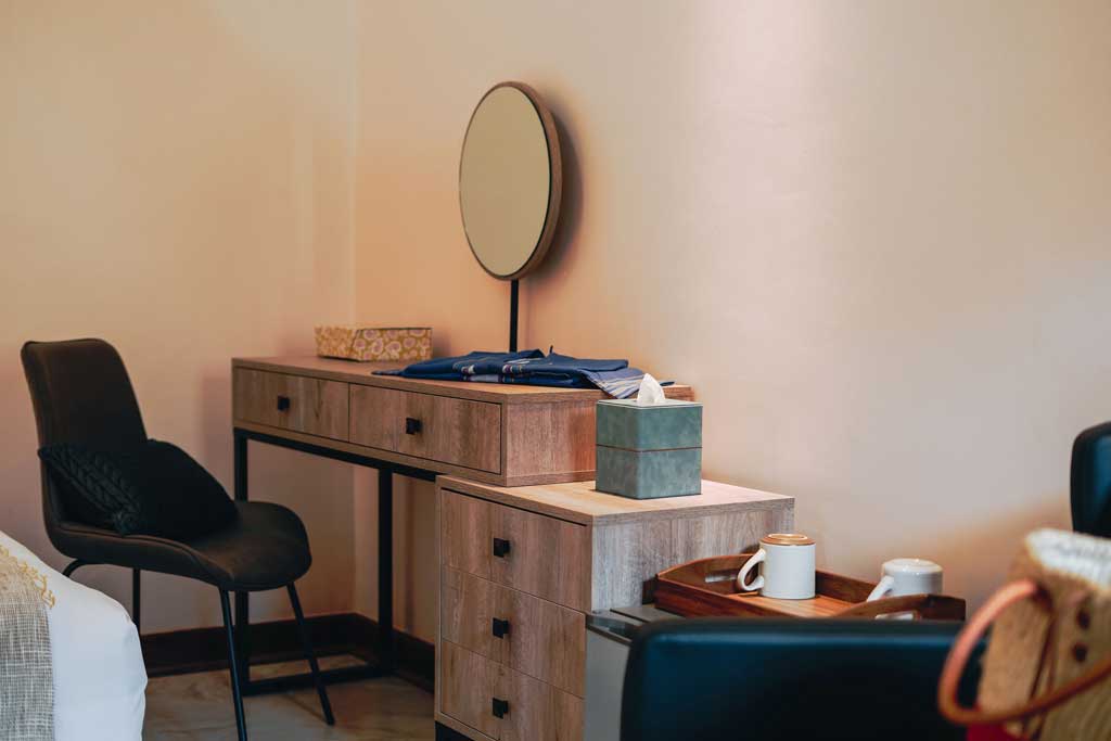 rooms writing desk or vanity